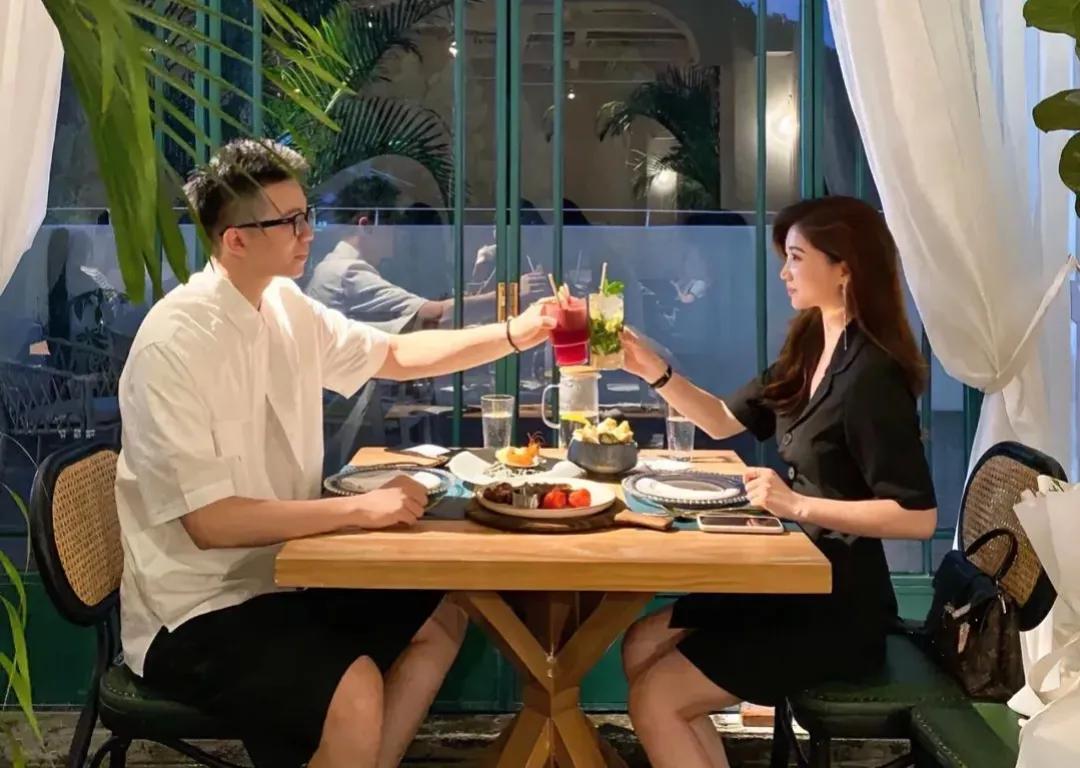 在这个充满变幻莫测的故事里，我们的女主角置身于一个阳光明媚、美食飘香的角落，正与