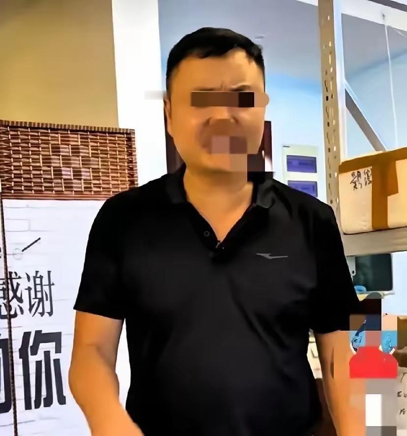 昆明一对夫妻在民政局闹离婚，现场一幕让围观路人都看呆了。丈夫月入过万，妻子执意要