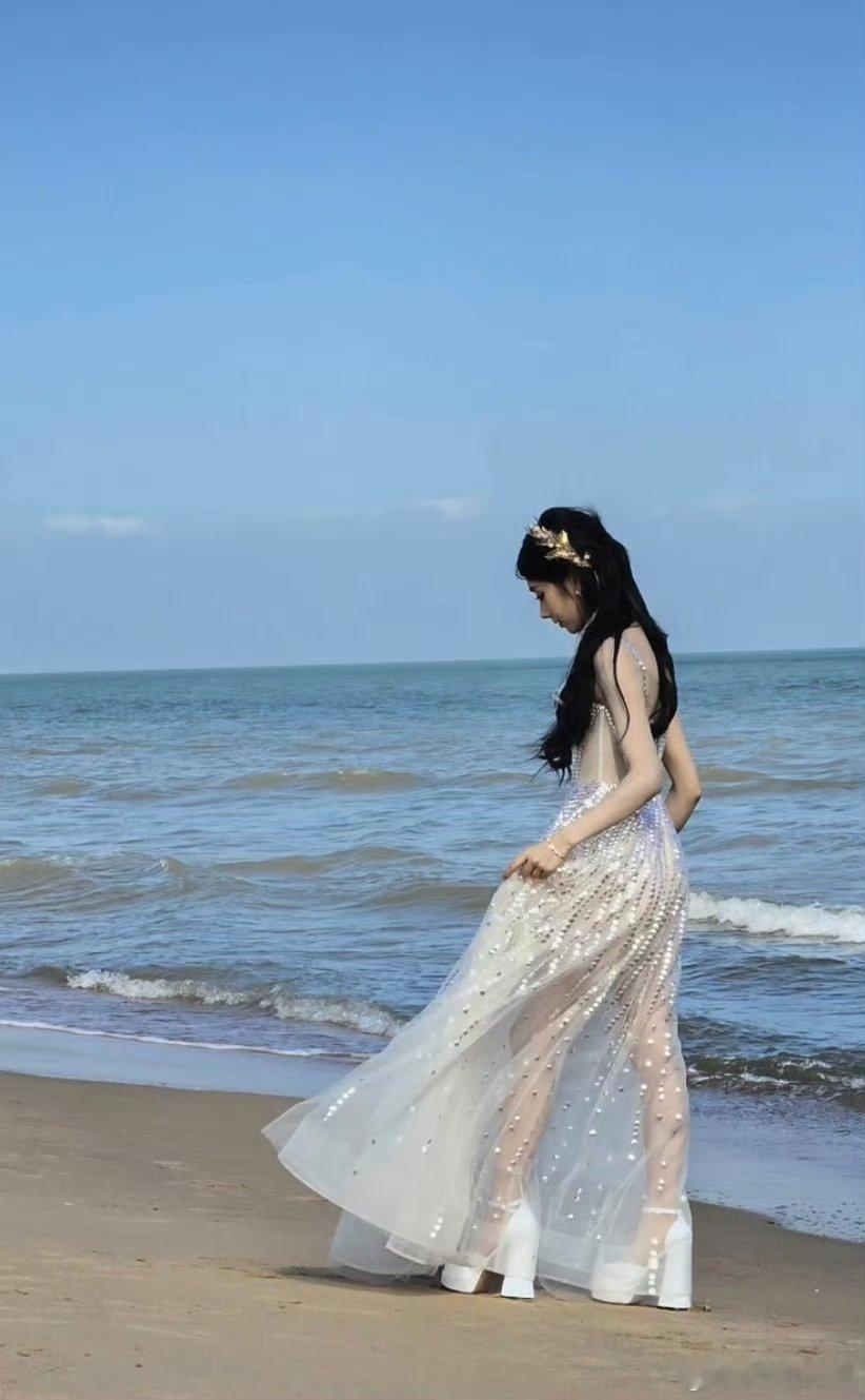 王影璐 鞋跟救命！王影璐这鞋跟也太高了吧！璐璐宝一定要注意安全啊！今天这身造型仙