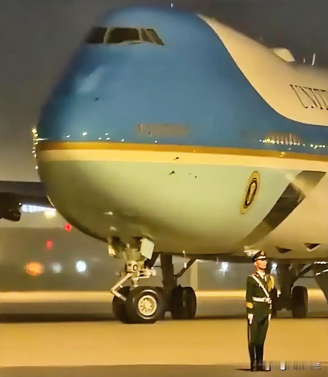 中国仪仗兵在空军一号飞机引擎轰鸣滑行经过时纹丝不动。

发布这段视频的白宫记者震
