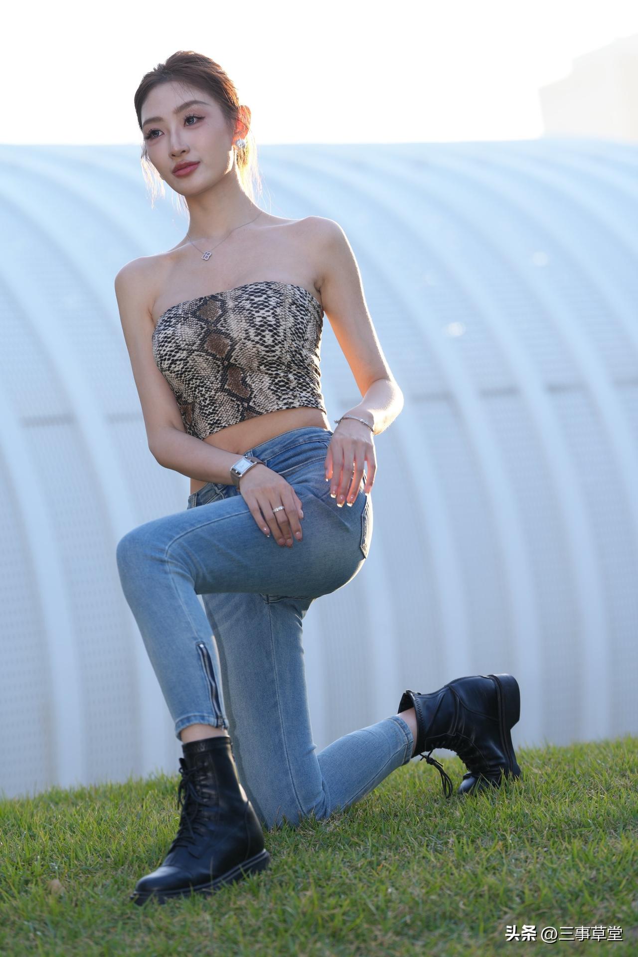 有哪些美女让人过目难忘？蛇纹抹胸，性感娇俏～抹胸设计展现锁骨线条，蛇纹增添野性魅