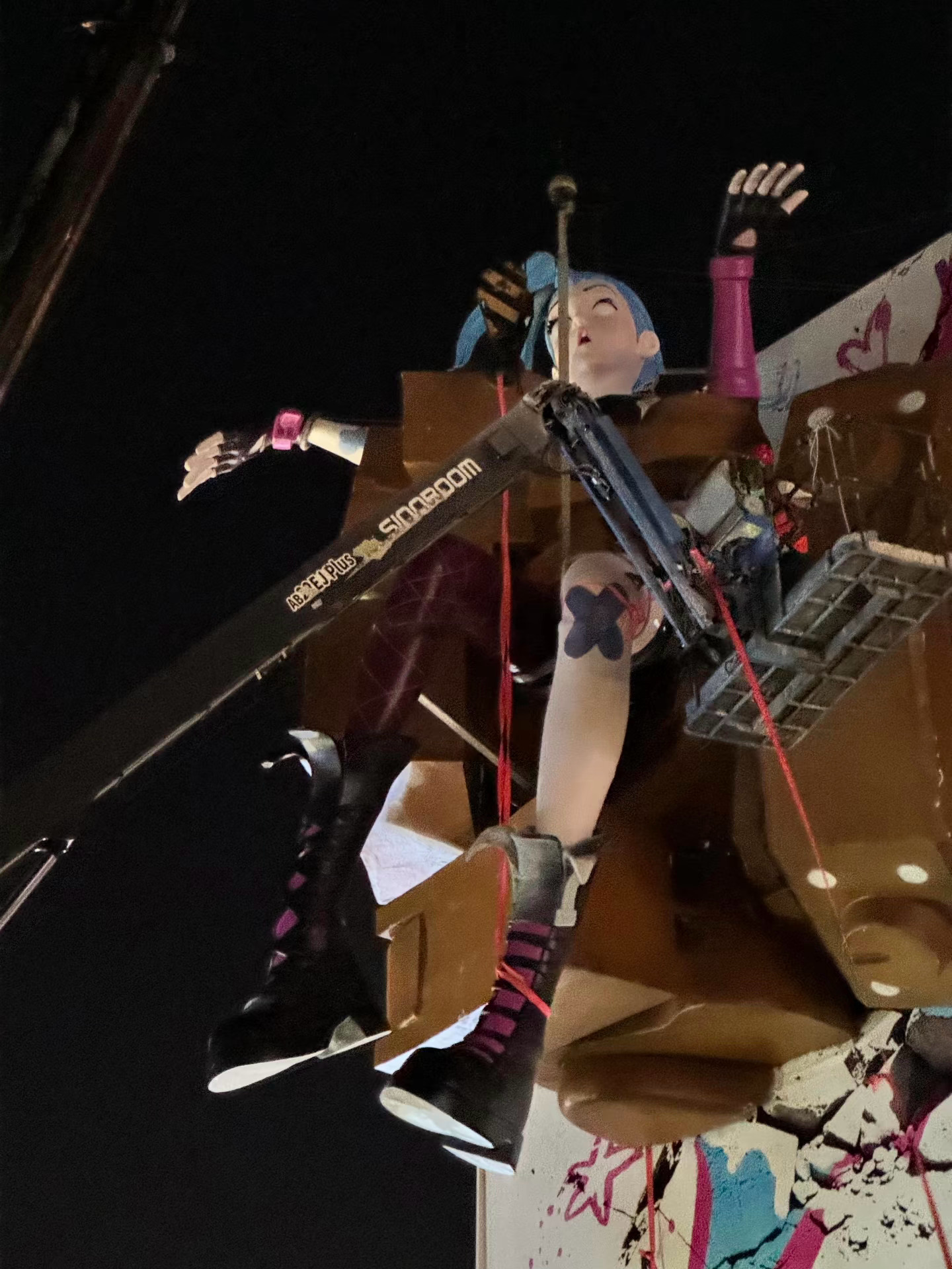 大城市就是机会多啊ヽ(-_-)ﾉ在上海路边偶遇巨型金克丝上海酒吧偶遇小S