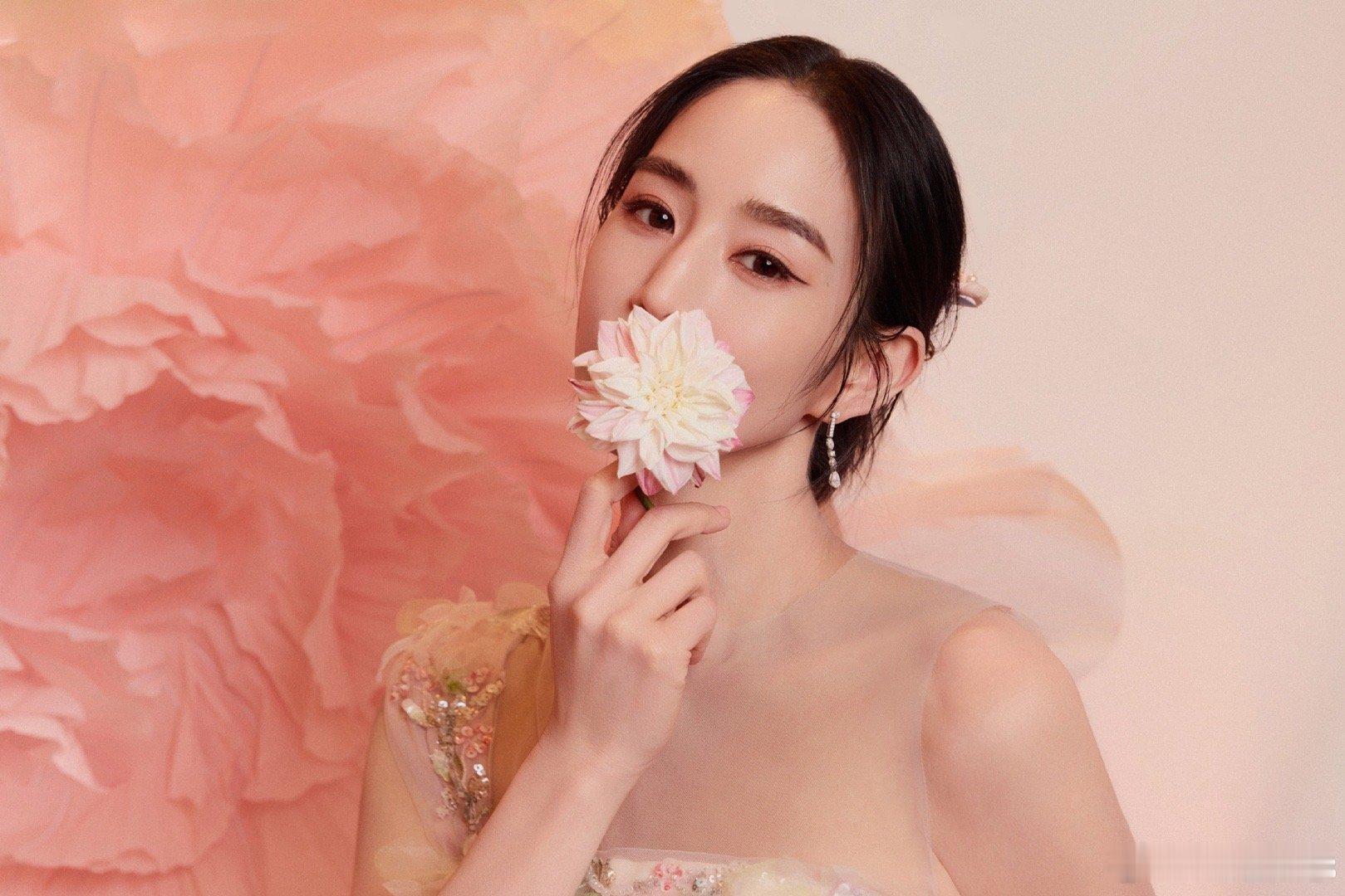 张钧甯背后好大一朵粉黛 巨型粉黛丛中的张钧甯，美得像一幅画！非遗点缀的华服温柔飘