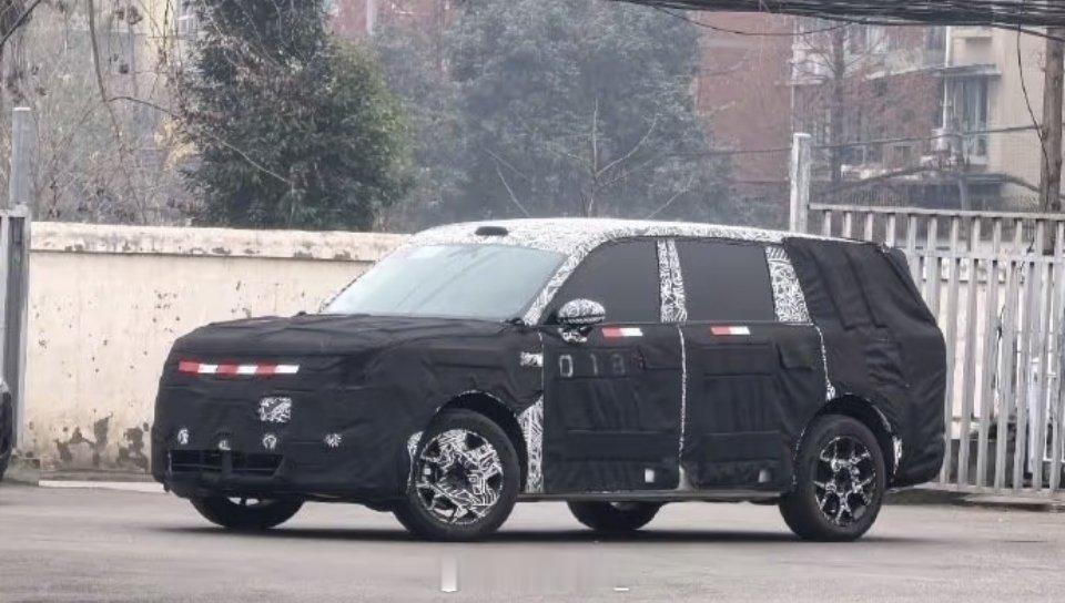 小米 YU9 的新图，和大家聊几个猜想细节：这个图比较明确 YU9 没有带后轮转