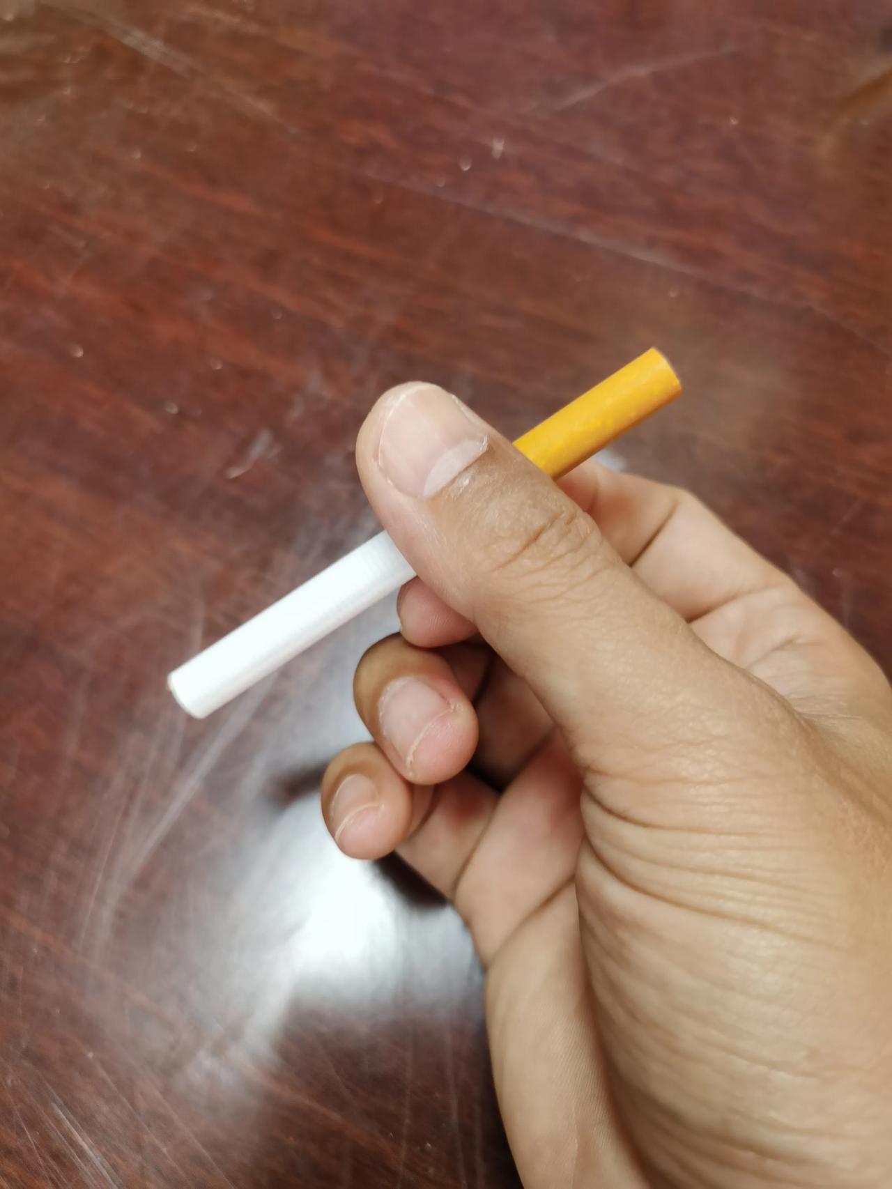 刚到新工地不久，监理在我拱手婉拒之前，丢了一根烟到我桌子上。我也是连连表示我不会
