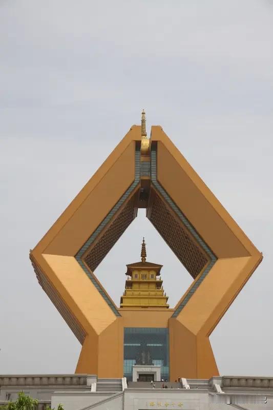 看媒体说扶风法门寺免费了，我查了下，一头雾水，说不收费，却还有收费通知。最后终于