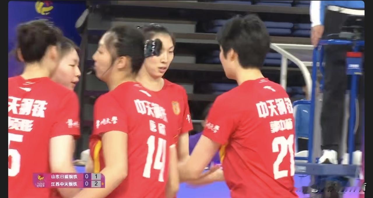 正在直播江苏女排VS山东女排！两支全华班队伍之间的对决，江苏女排首发：吴梦洁和唐