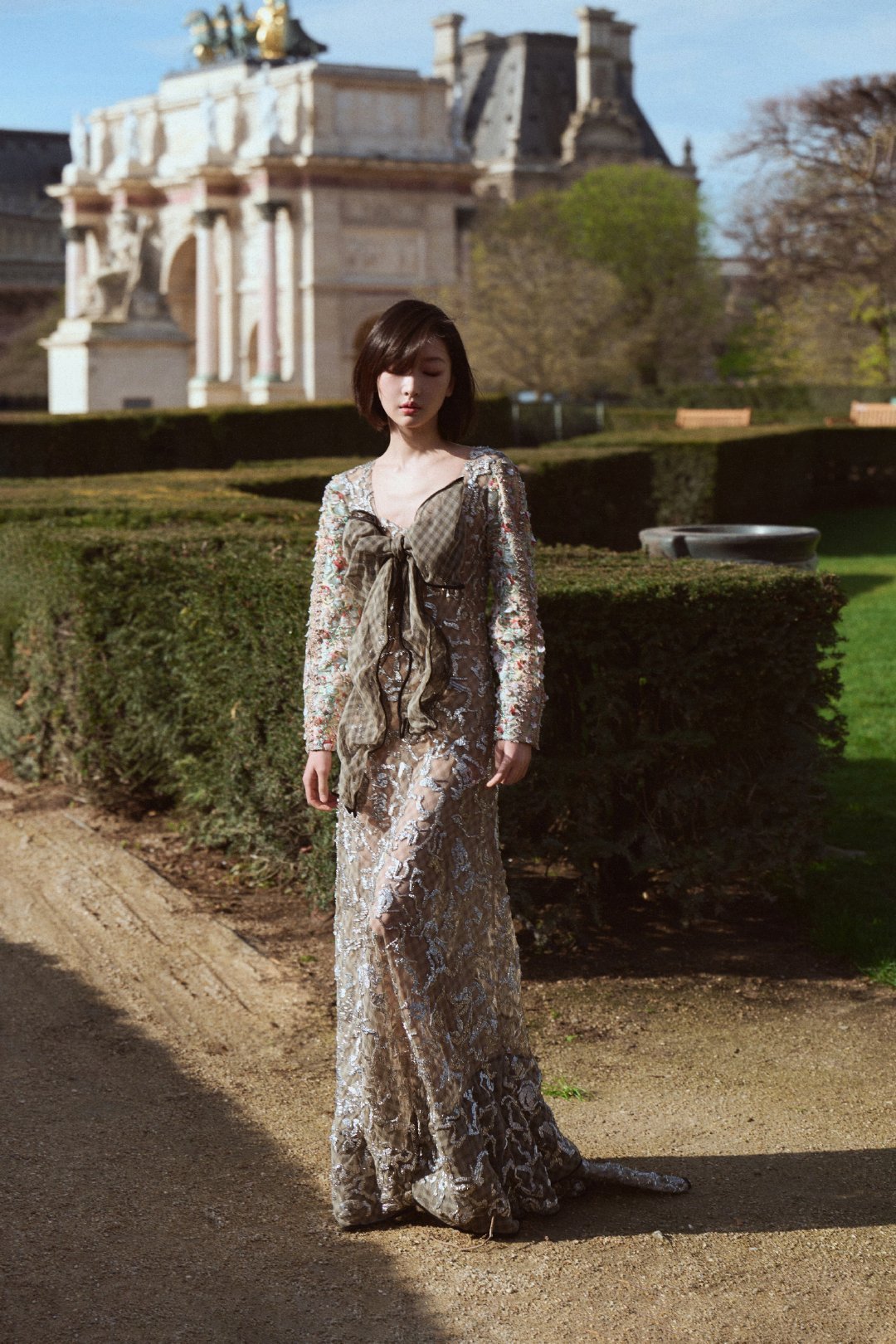 巴黎时装周上的周冬雨周冬雨亮相巴黎时装周，利落短发搭配亮片长裙，行走间自带星光，