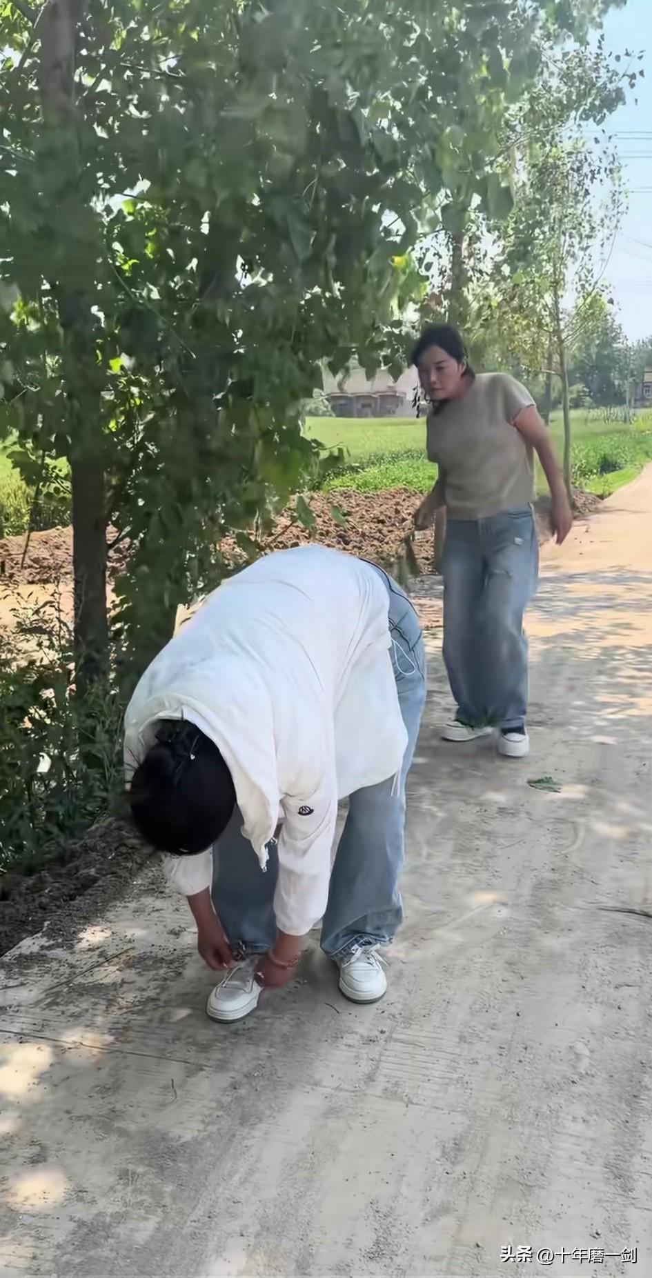 看了一段搞笑的视频，说的是，一女子在前面弯腰系鞋带，后面一同伴女子想搞恶作剧，抬