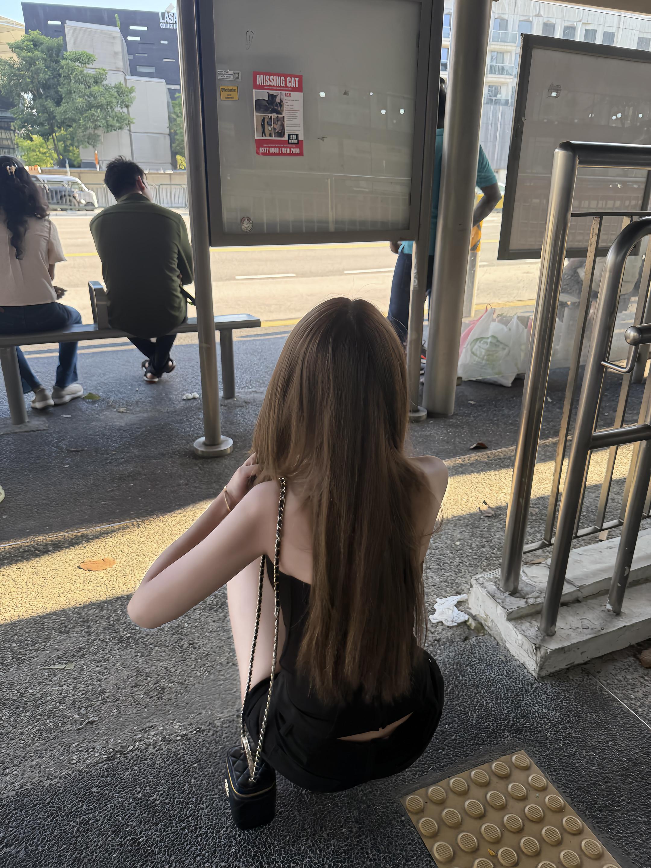 有人故意靠后拍你可爱模样 有人故意靠后回另一个女孩的消息