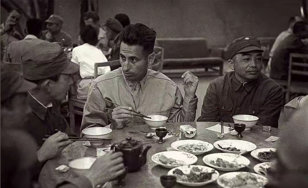 1944年，延安。伟人招待美军观察组（迪克西使团）的宴席。不开饭时碗，杯都倒扣放