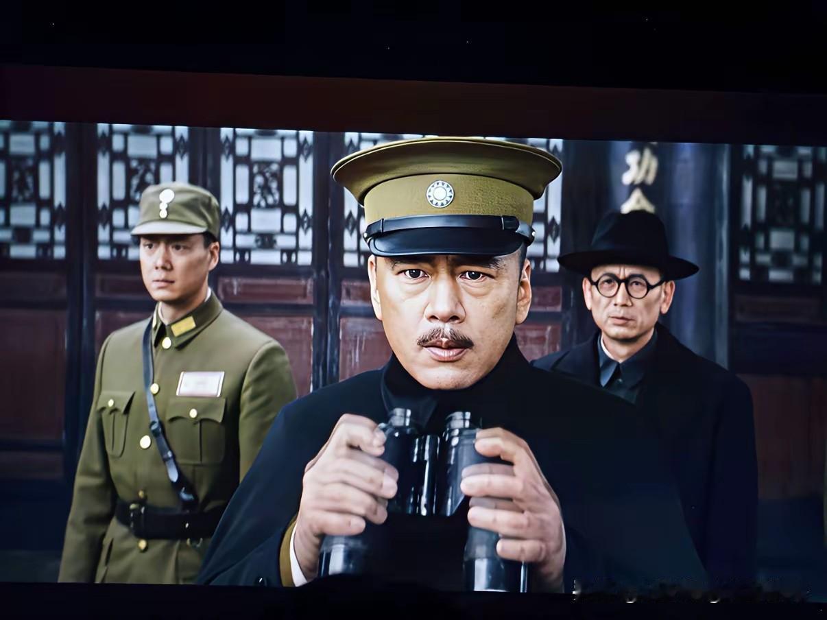 老蒋一脸惊讶，感到迷惑不解，红军是怎么会从我百万大军包围中扬长而去，他双手抓紧望