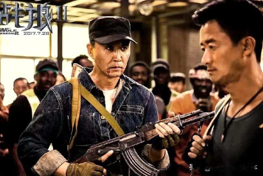 吴京执导并主演的影片《战狼2》自上映以来，以其惊人的票房成绩成为话题焦点。该片在