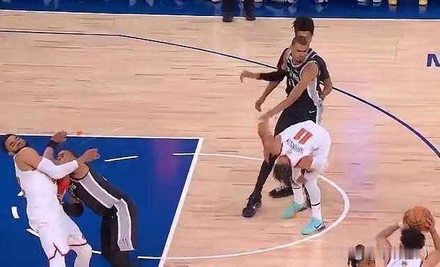 今天NBA总决赛第三场，马刺打球是真脏啊！北京时间6月9号，马刺客场战尼克斯，前