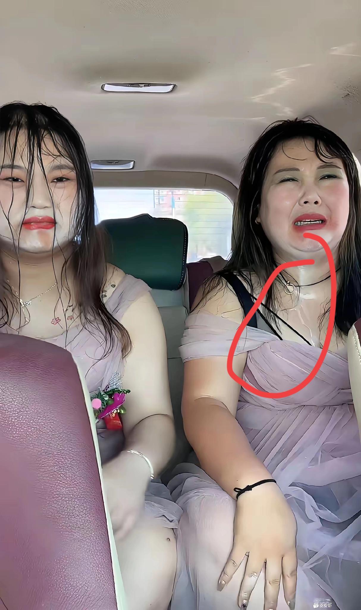 完了完了！
伴娘车空调罢工，36℃高温下妆容直接“融化”，这还能美美上台吗？

