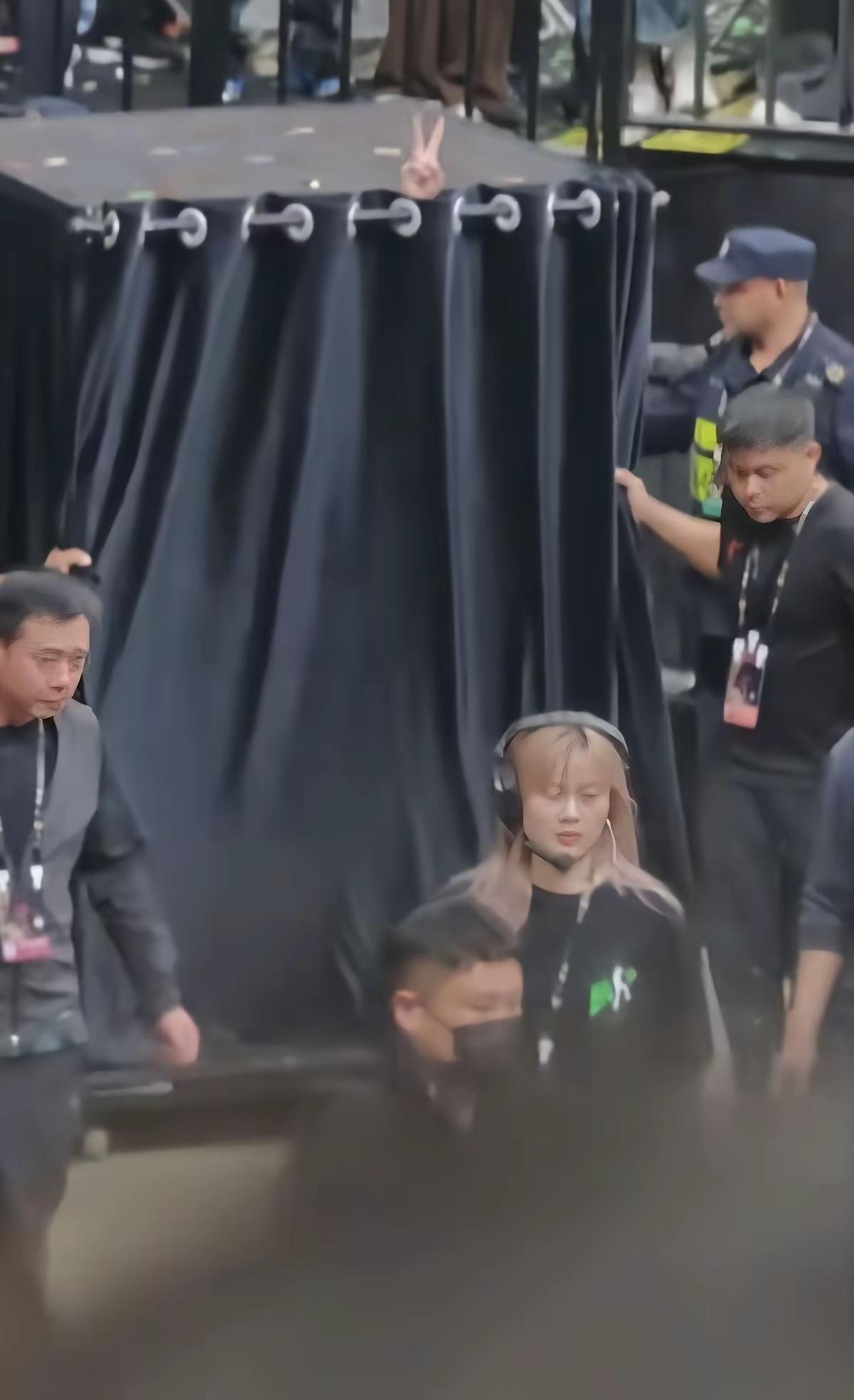 陈小春演唱会钻黑箱子离场，这是玩的那一招？

2026年9月13日，陈小春哈尔滨