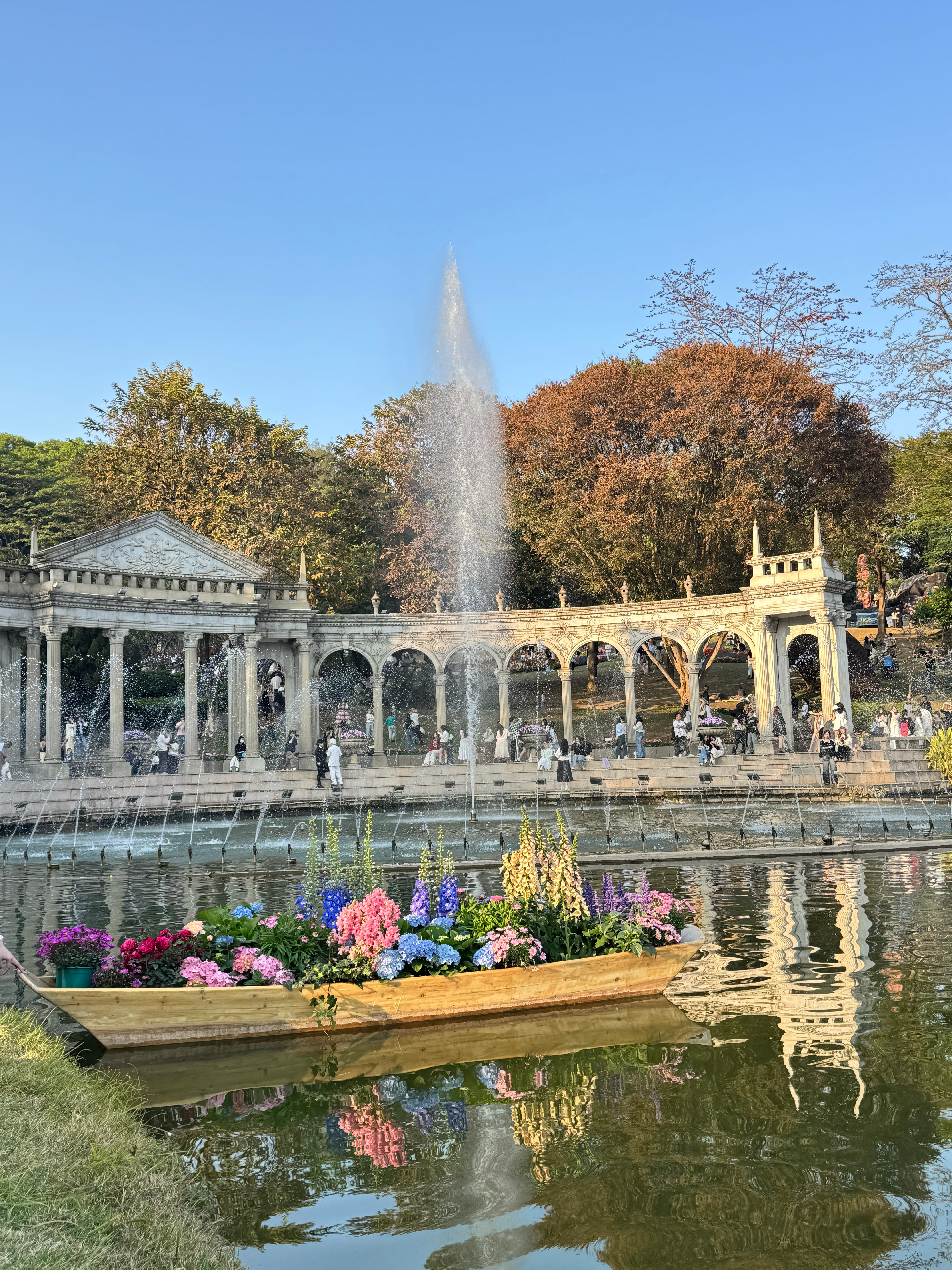 在广州过年，把春天和家人都拥入怀！一船锦绣映荔湾，三代同游享清闲。行过花船，赏过