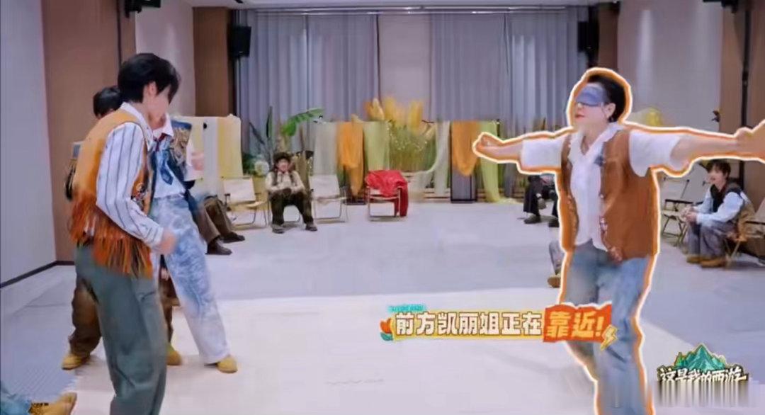 张凯丽蒙眼抓时代少年团一抓一个准反差感拉满！印象里的张凯丽，玩起游戏观察力直接拉