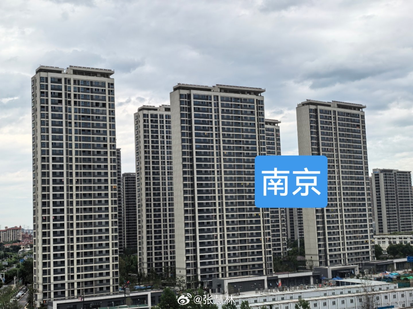 被郑州的空调外机墙震惊到了那都是很早以前的老楼了，设计时没有预留空调外机位;现如