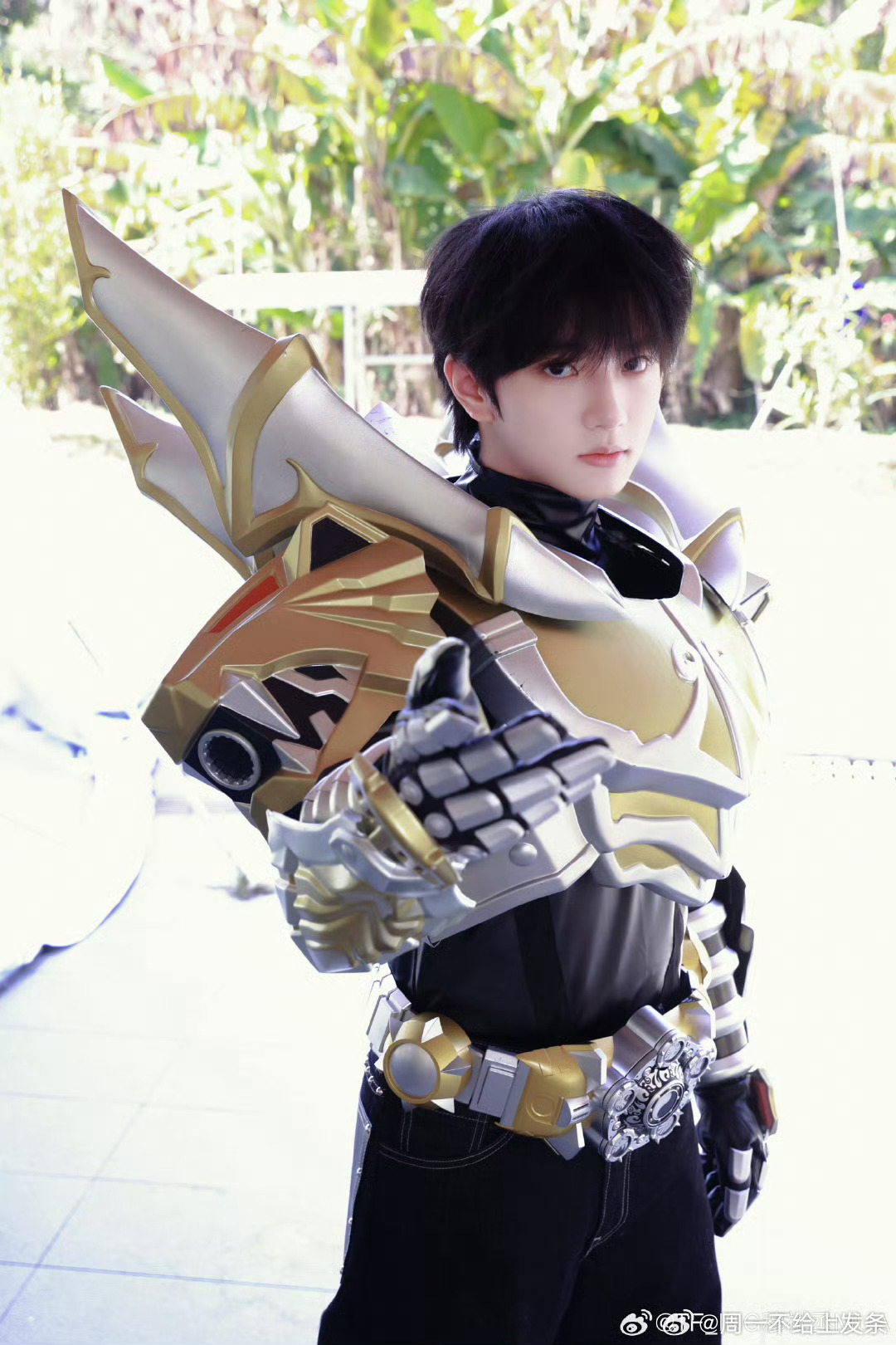 穆祉丞cos致歉一切周五晚高疯穆祉丞cos帝皇侠帅气登场，却怕OOC提前致歉，动