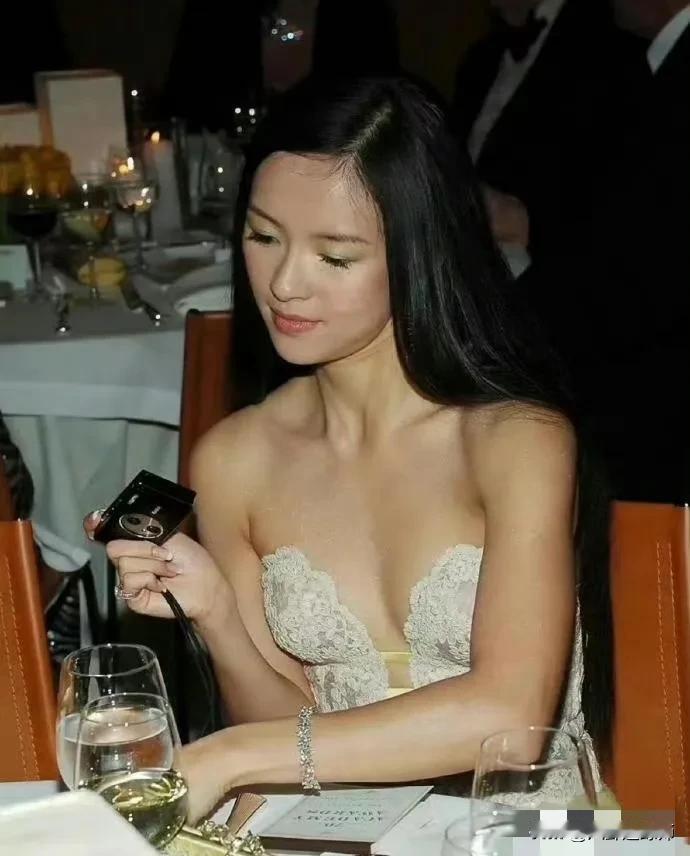 本来以为她一直都不好看，没想到越往前，越漂亮！
早年还很稚嫩，穿衣风格比现在大胆