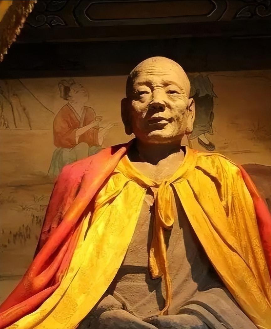 [微风]1996年，山西一名村民在寺庙打扫时，靠着佛像睡着了，醒来后，他发现自己