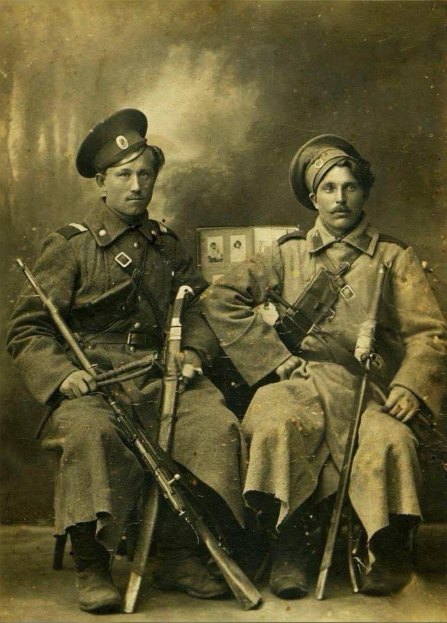 大家认出来最后一张照片里着沙俄军装的人是谁不？

第一次世界大战对沙俄整个国家军