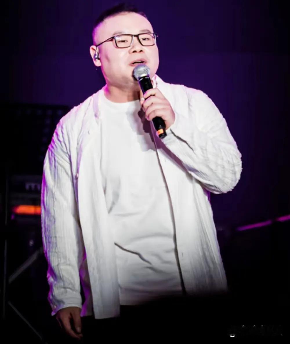 五一档期，岳云鹏的“工作搭子”从麦克风换成了13岁女儿麓一。后台监控镜头里，麓一