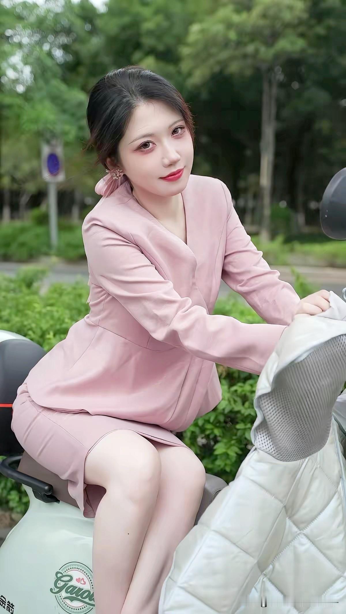 11月的第26个早晨，我骑着小毛驴去上班。这小毛驴虽比不上汽车，但胜在灵活，穿梭