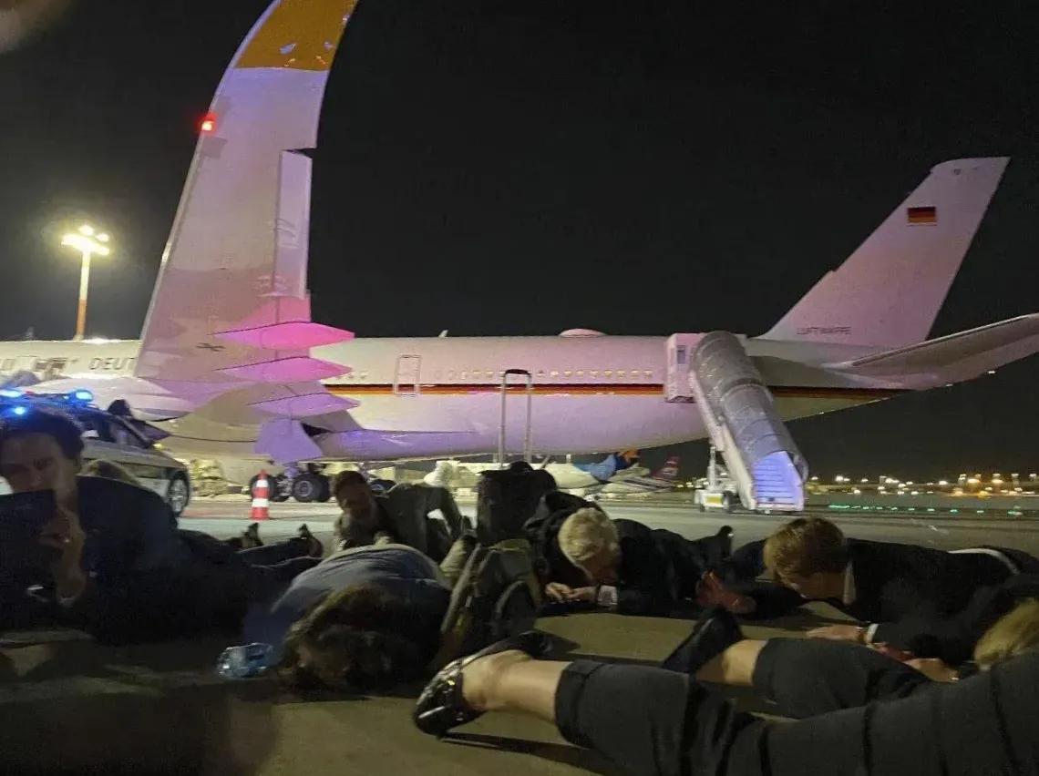 德国总理朔尔茨带领团队访问以色列，刚下飞机，以色列就拉响了防空警报，吓得德国代表