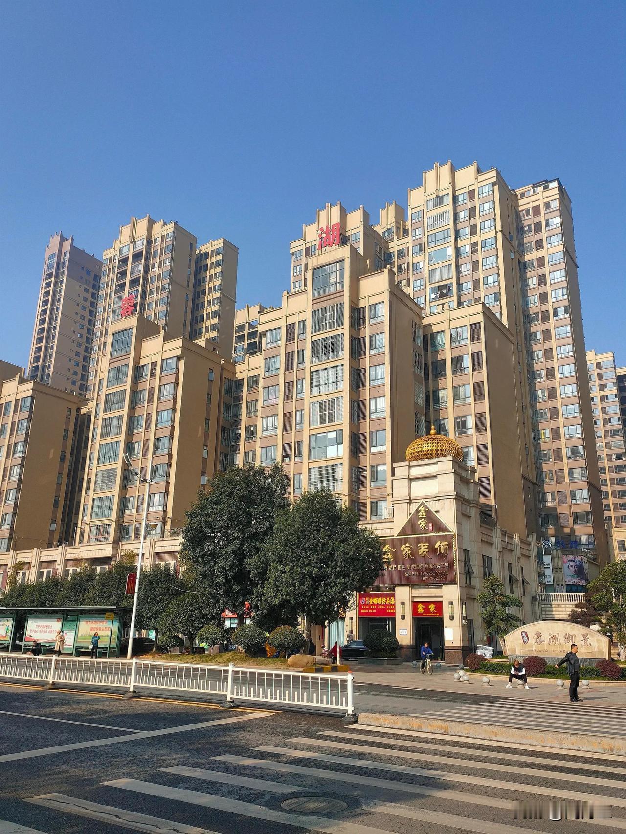 发现没？现在大家基本形成了一个共识，很多县城，特别是中西部落后地区的县城，有两个