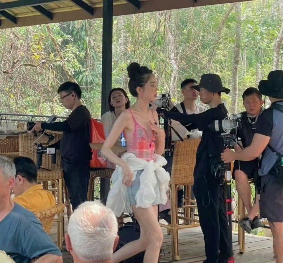 娜扎现实中太瘦了吧，锁骨很凸出清晰可见，然而这身材上镜才刚刚好 ￼￼ 