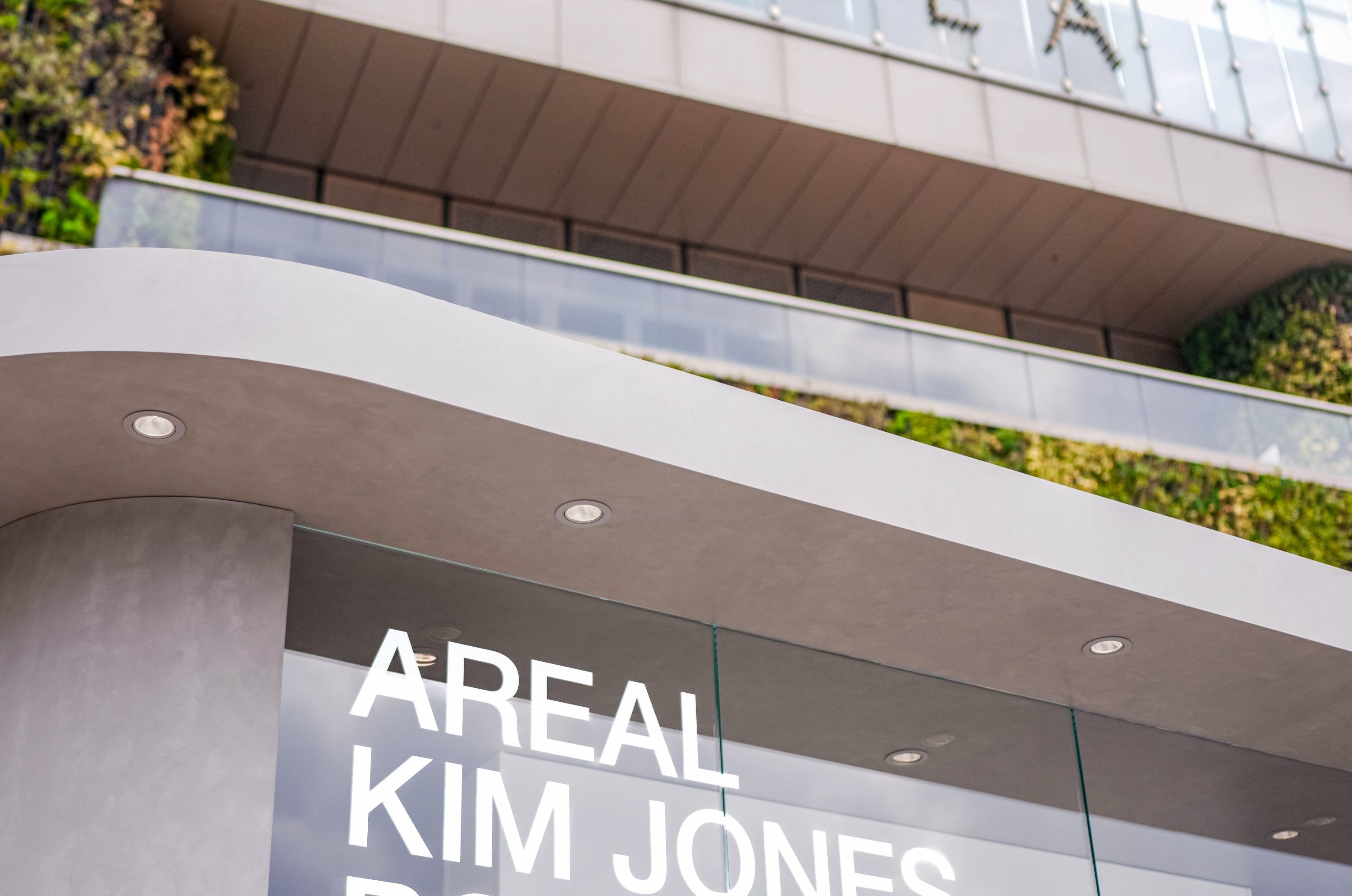 英国设计师 Kim Jones 携手波司登高级产品线AREAL 以来，受到全球时