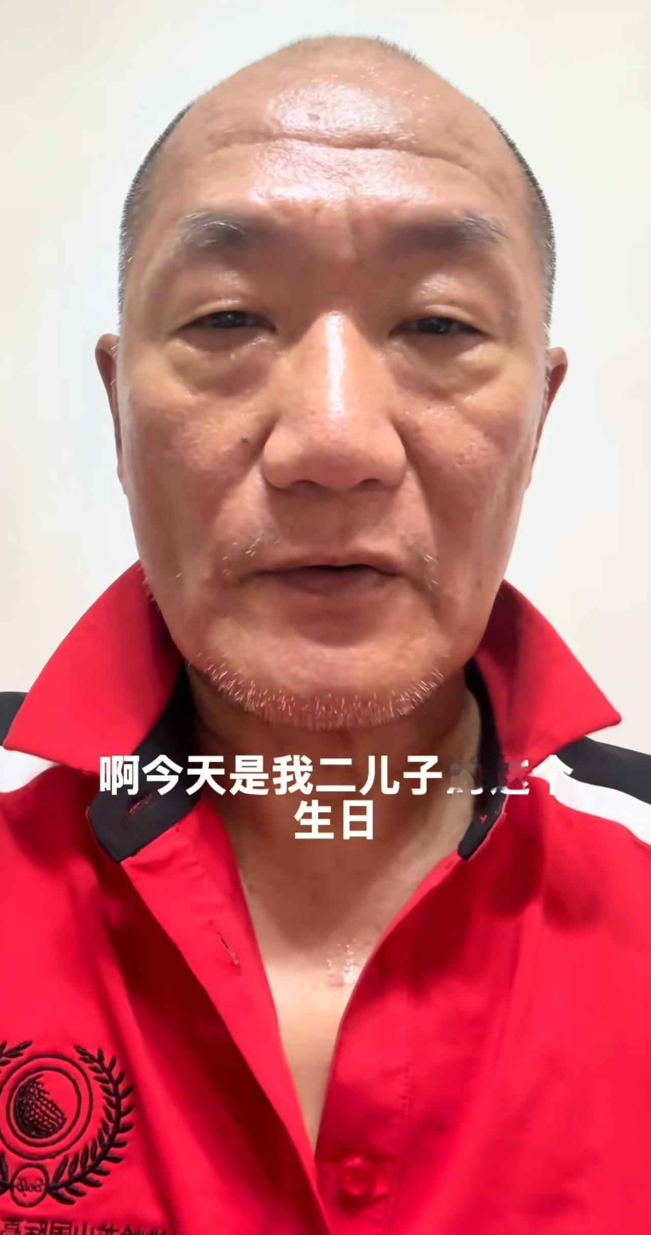 歌手谢东给三岁小儿子庆生，小家伙看着特别可爱。一晃谢东都上年纪了，头发稀疏看着苍