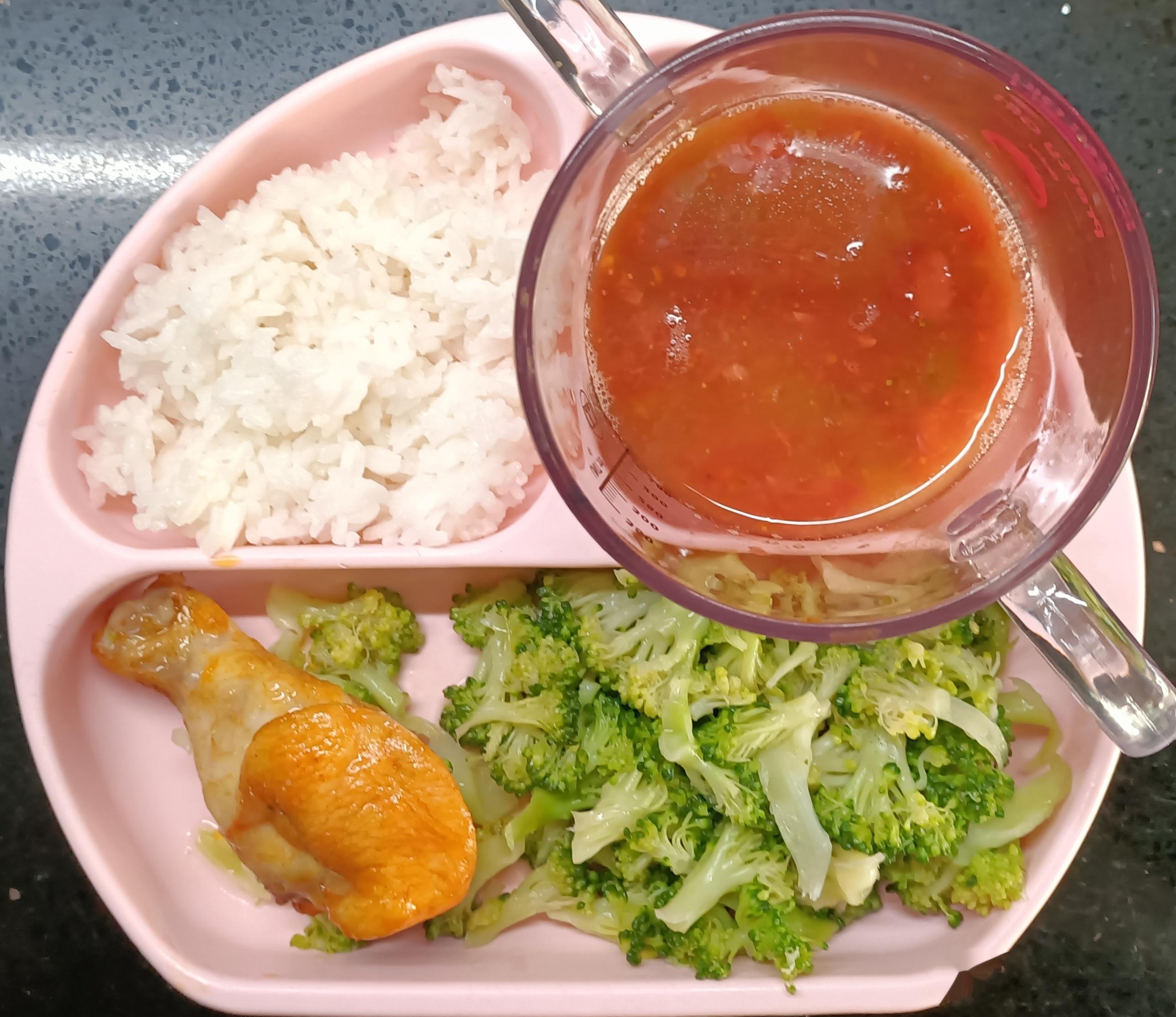 #糖糖的饭饭##科学育儿营养护航# 昨天午餐：米饭，焯拌西蓝花，烤翅根，番茄果肉