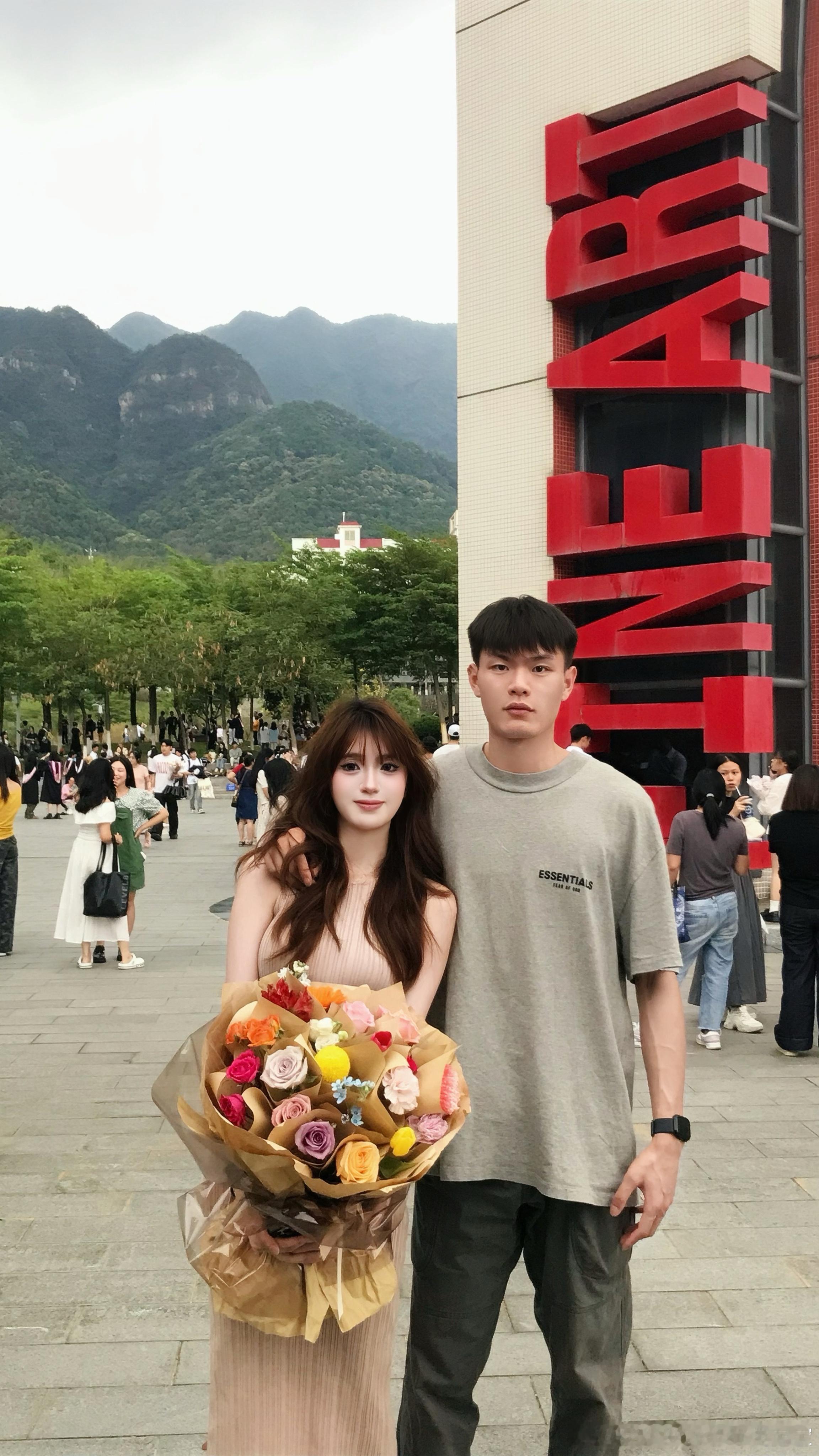 偷偷发一条吧 没想到在高铁站离别时被塞钱这种情节也会发生在我的身上 本来这次没想