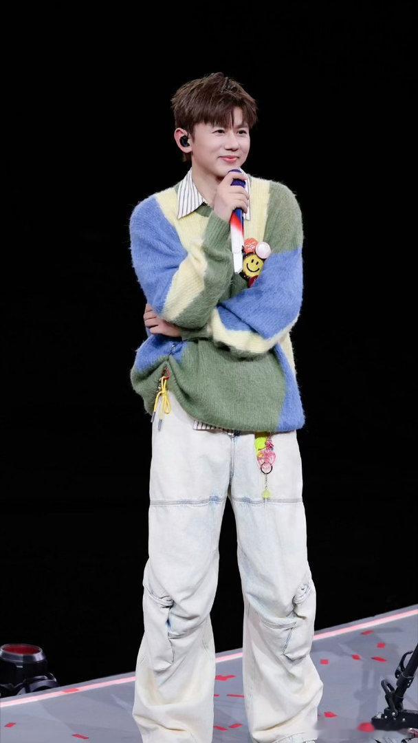 差点就听见张杰的声音了没想到杰哥一出场就是人声鼎沸，到处都是尖叫声！好险，差点就