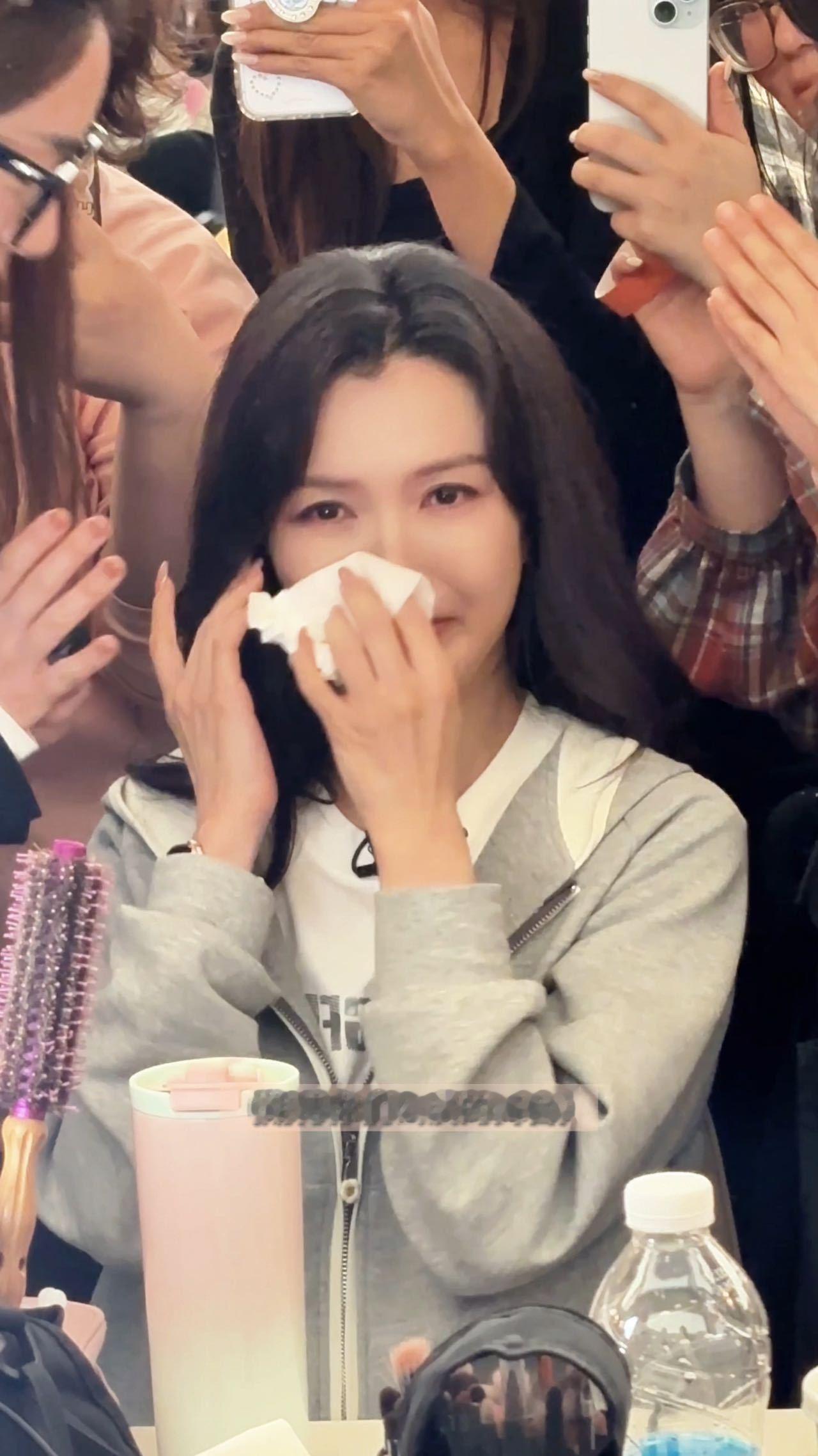 徐洁儿浪姐难哄 浪姐里徐洁儿可把人逗乐，一哭就引得李心洁、谢楠接连哄。她这“难哄