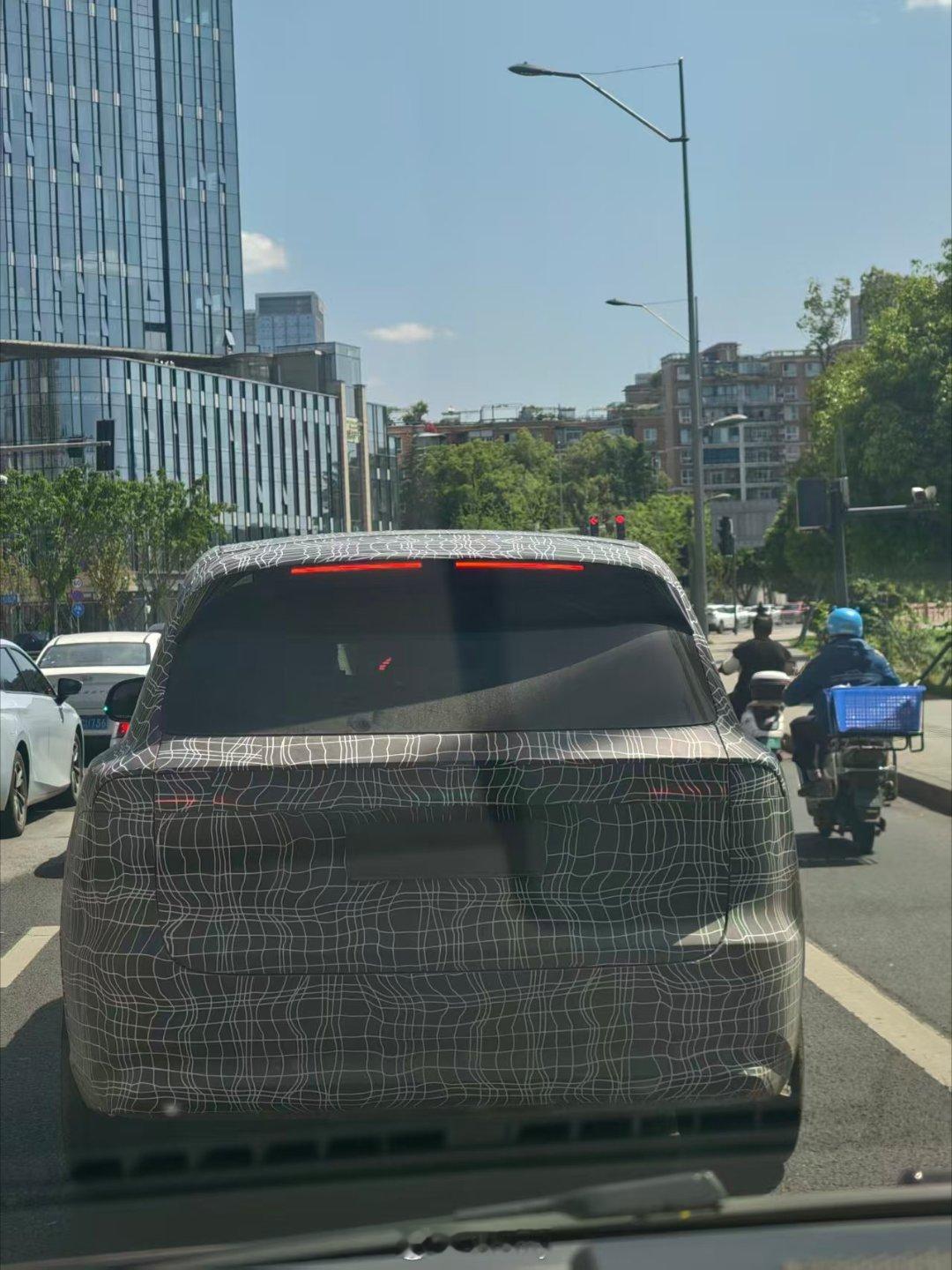 看了下后杠上貌似没有激光雷达，所以这个应该是普通版理想L9 不是L9 Livis