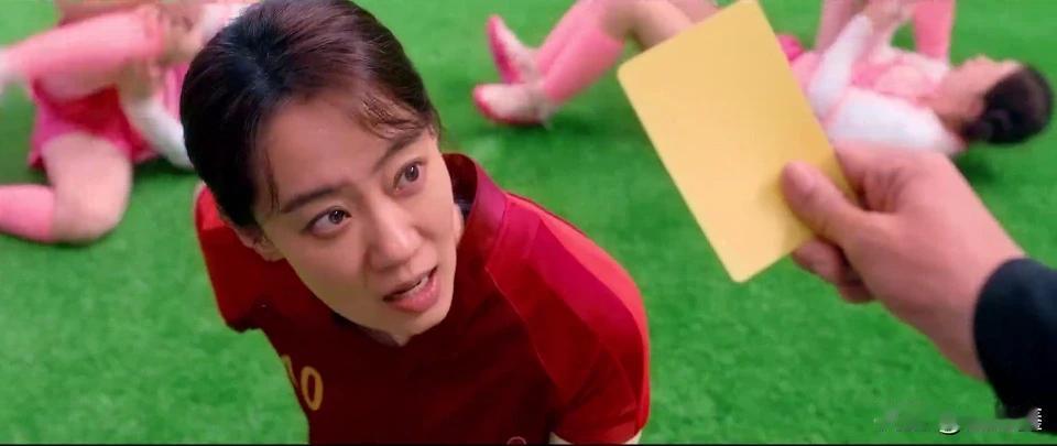 暌违七年，周星驰携新作《功夫女足》强势回归，上映首日狂揽2.6亿票房，看似重回巅