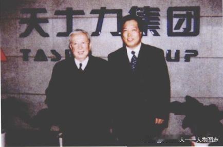 2000年2月19日，全国人大常委会副委员长吴阶平(左)视察天士力集团