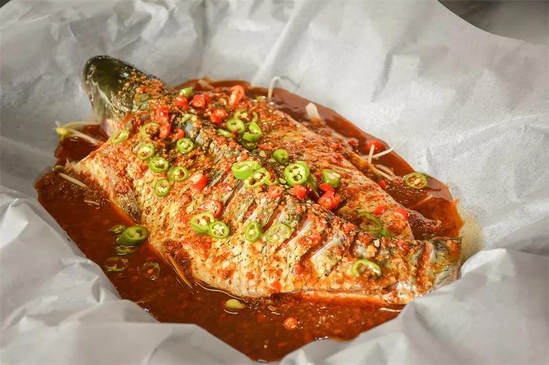 曾火遍街头的纸包鱼，如今接连闭店，三大食品安全隐患揭开真相。

几年前还霸占街头