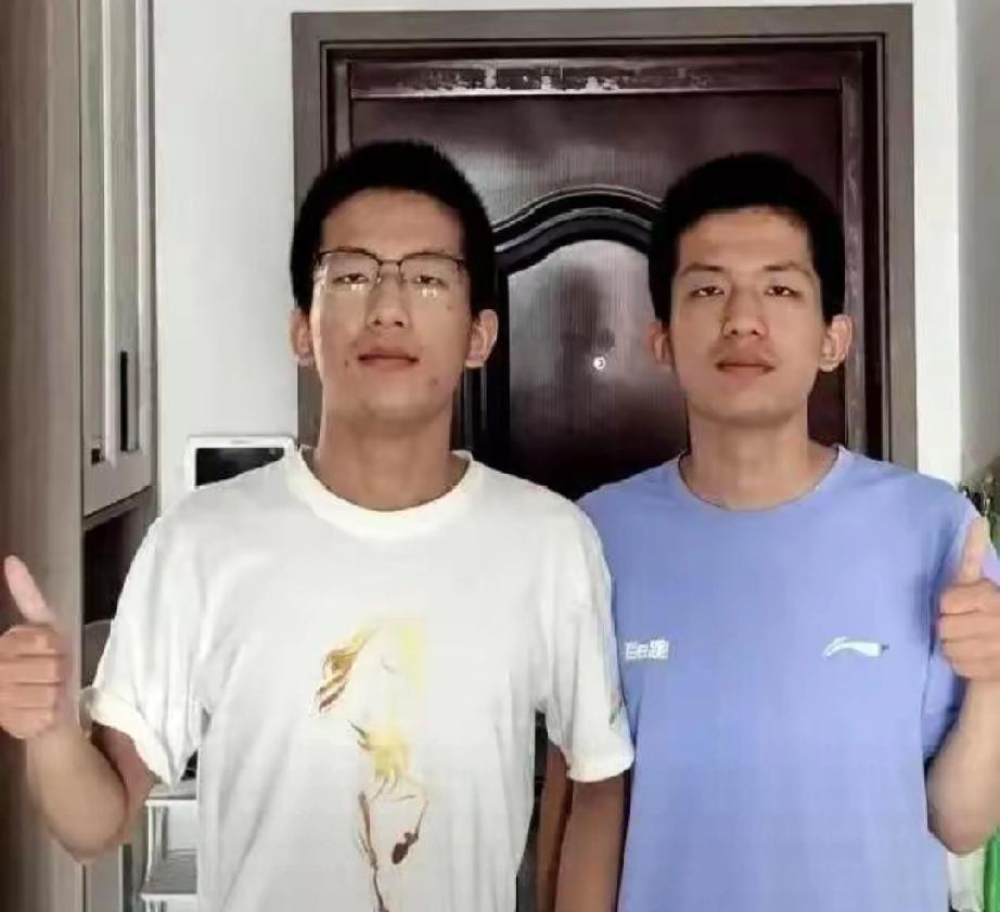 安徽一对双胞胎，哥哥高考查分698，弟弟697。全家还没来得及喊出声，清华大学招