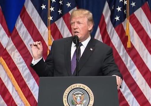 1月28日，川普在社交平台上叫嚣，一边摆出航母“林肯号”逼近的架势，一边大谈所谓