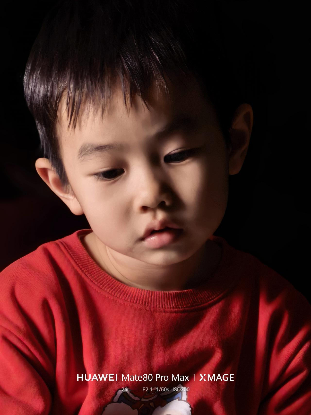 儿子坐在电视机柜上，夕阳刚好从阳台射进来，落在他脸上，随手就给他拍了几张。

这