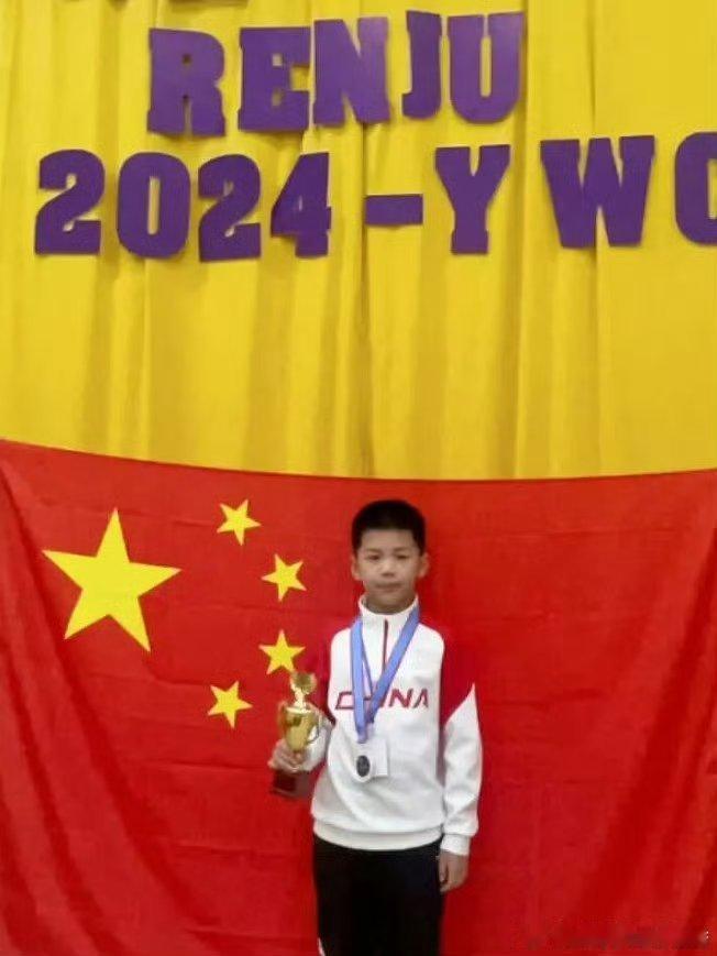 【临海少年棋手备战世界赛事】全国五子棋选拔赛上，临海哲商现代实验小学的小棋手们全