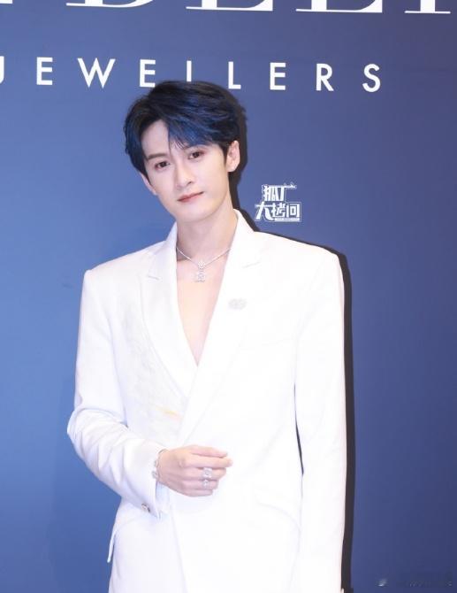 #檀健次纯白深v# ​​​#檀健次蓝色刘海# 檀健次的蓝发与白色深 V 西装完美