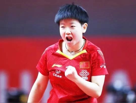 国乒“五朵金花”身高以及她们的打法：

1，孙颖莎
身高1.62米，
技术打法：