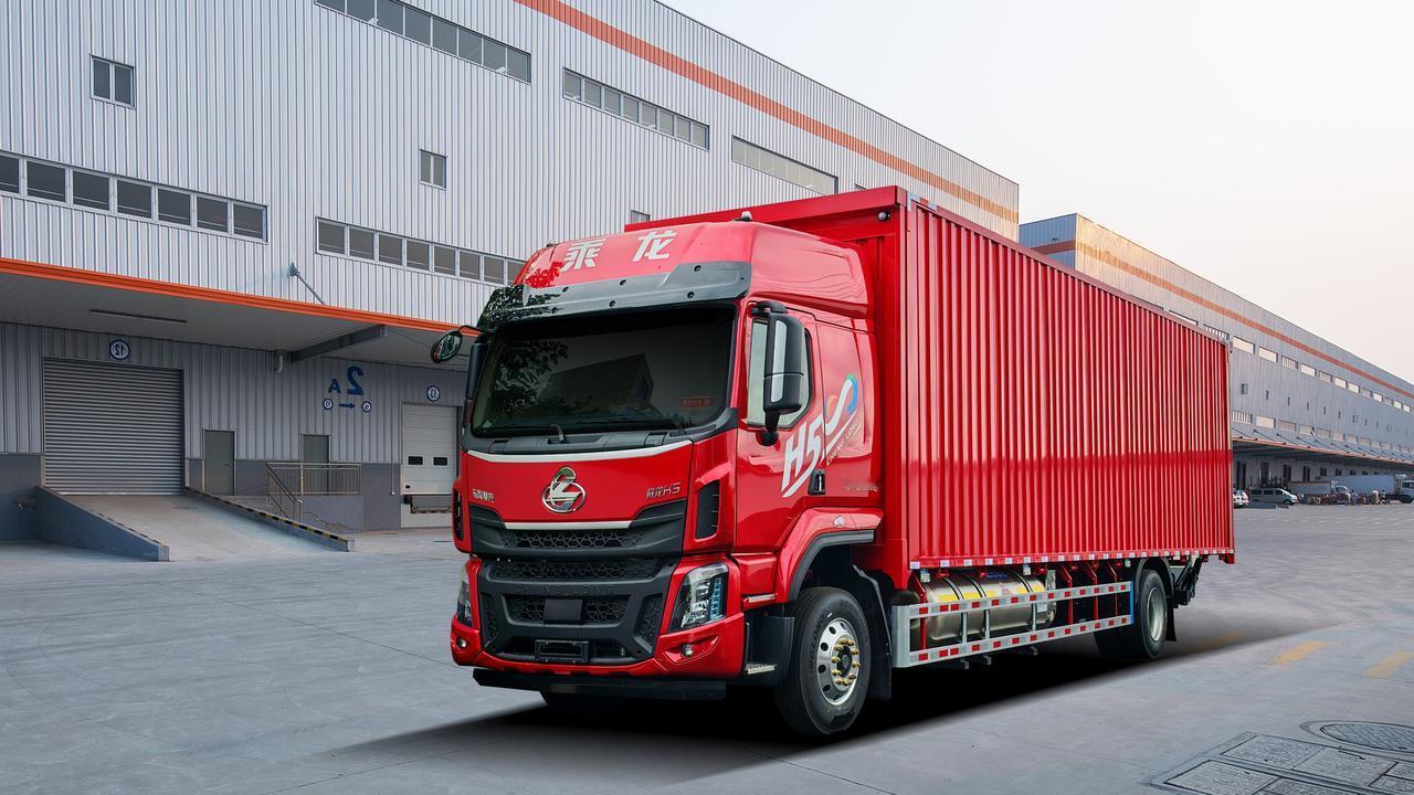 乘龙H5 LNG大单桥卡车，在气耗与续航方面，堪称“省钱高手”。其搭载玉柴K08