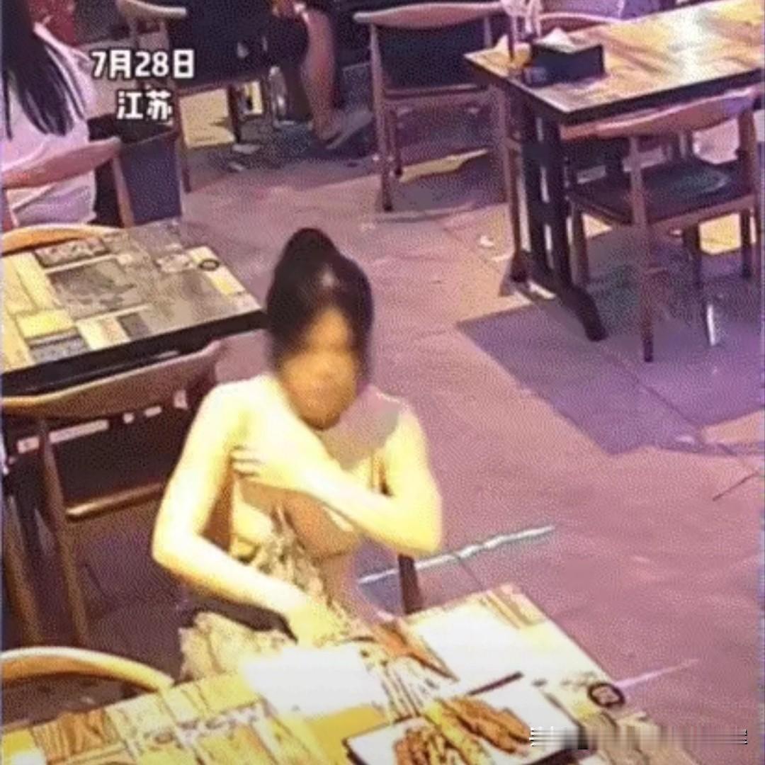 这名女子行动鬼鬼祟祟，就是江苏盐城响水县烧烤店的黄衣逃单女子。
从穿着来看，她衣